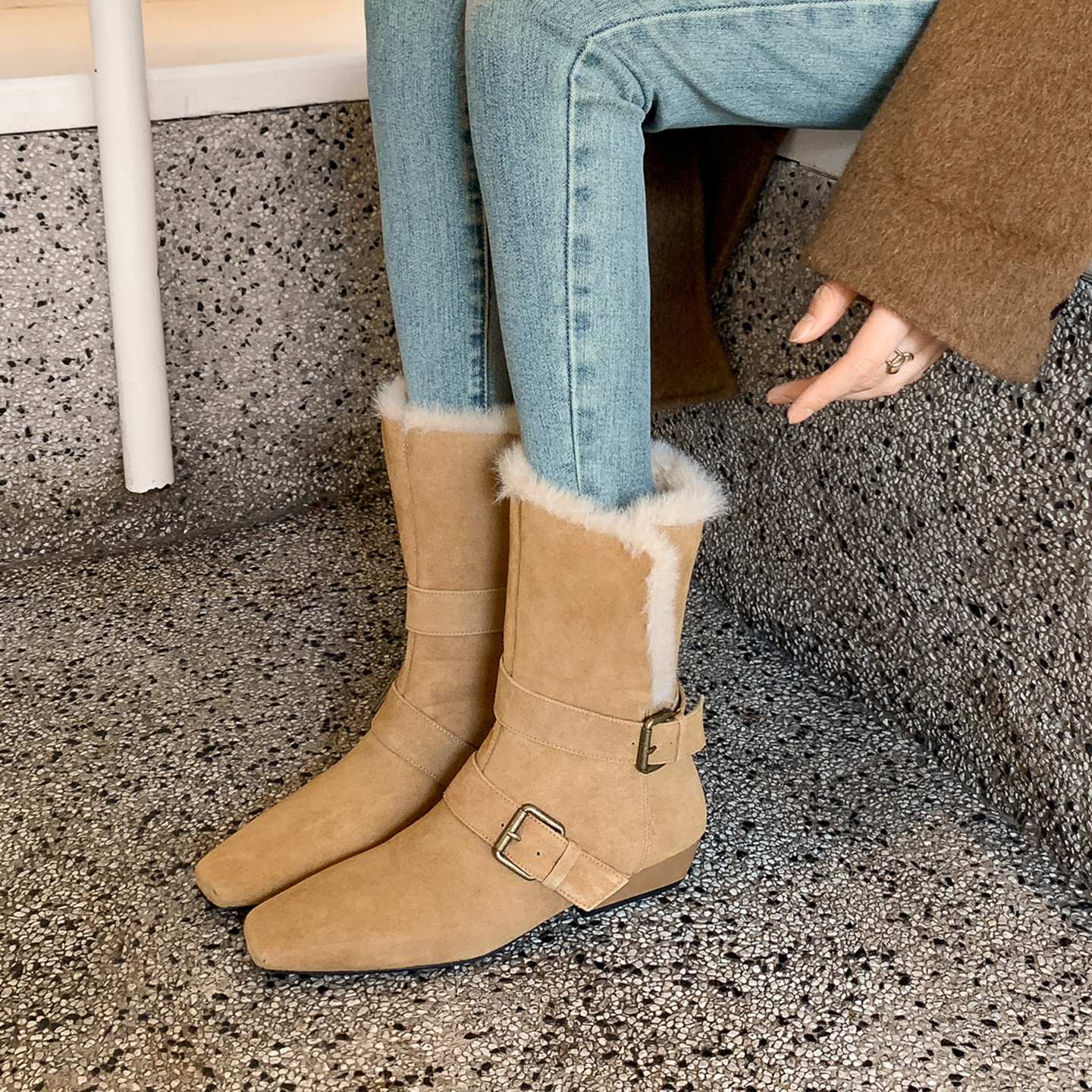 新款短靴时尚复古粗跟方头雪地靴