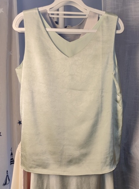 罗绮者新中式淡绿色醋酸缎面褶皱肌理感吊带背心长裙，果绿色背心