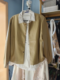 罗绮者38号浅黄色PU外套女短款圆领单排扣皮衣上衣+白色衬衫女