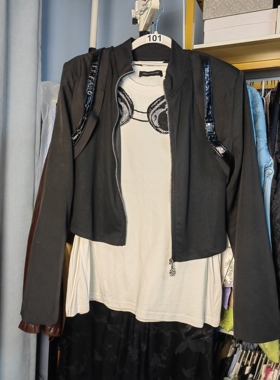 罗绮者101号设计师款立领拉链黑色外套+白色镶钻耳机纯棉短袖T恤