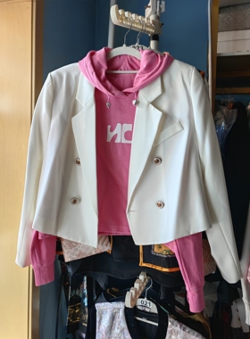 罗绮者32号短款白色厚实西装外套小西服女+短款粉色长袖连帽衫女