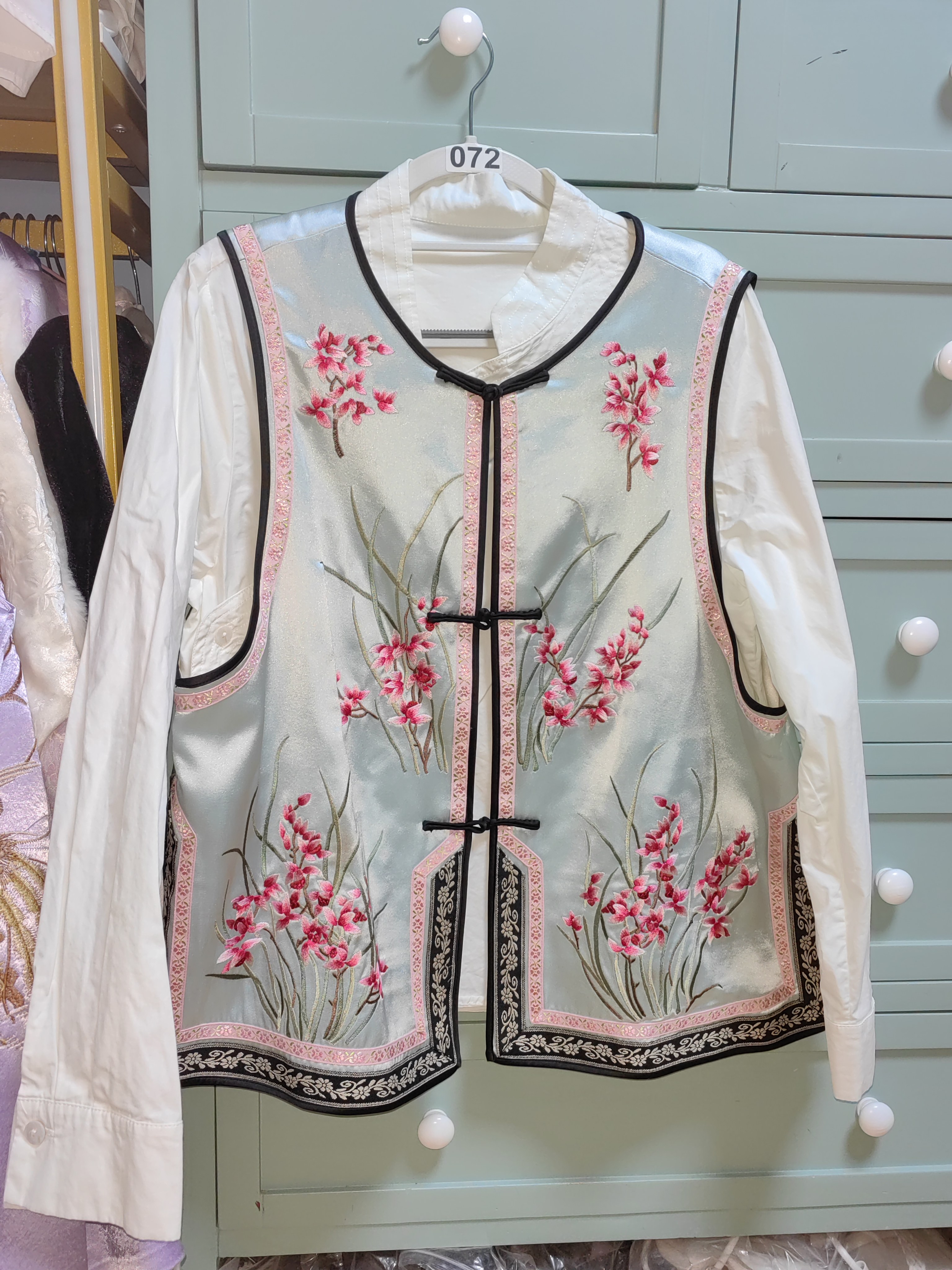 罗绮者72号蓝色醋酸重工刺绣黑边条马甲+白色斜襟全开中式衬衫女