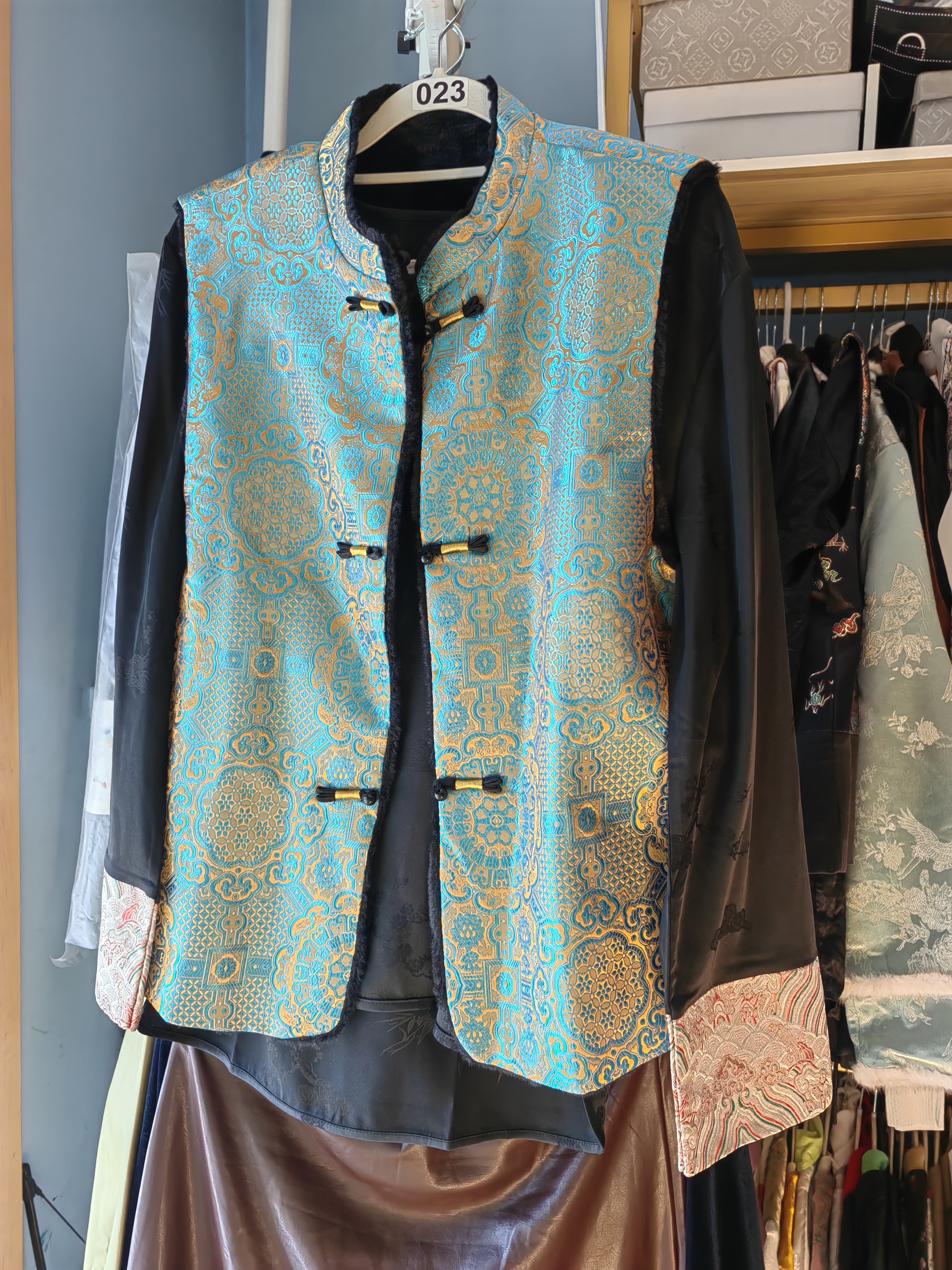 罗绮者23号粉色风景画真宋锦夹棉马甲+熊猫马甲+黑色长袖暗花衬衫