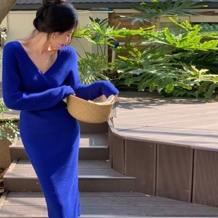 蓝色V领针织连衣裙女2025新款冬季修身收腰显瘦包臀中长款打底裙