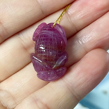 天然红宝石玉米苞米如意雕刻件紫红色工好有光泽寓意苞你发财34ct