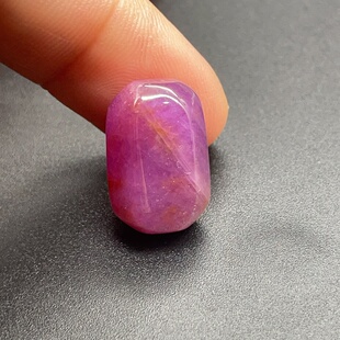 保存完好未打孔的六柱体红宝石原石 色紫通透23.34ct手链项链配珠