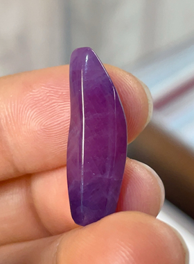 天然无烧无注胶无填充紫色红宝石长条六柱体原石打孔吊坠17.79ct