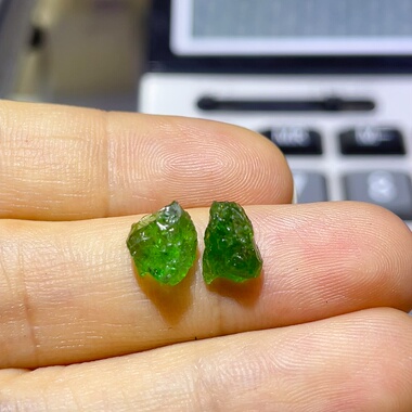 天然沙弗莱石原石晶体通透干净颜色绿无杂色可做耳饰手串锁骨链坠