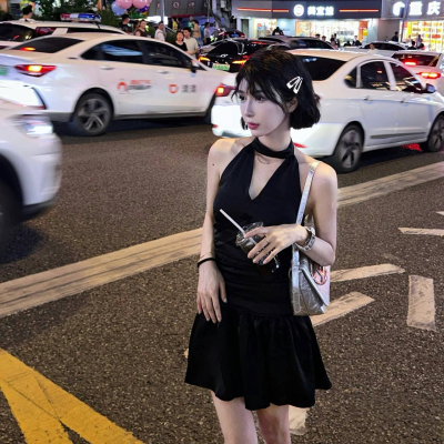 今年流行的设计感辣妹风短款挂脖连衣裙女高级感小众性感露背裙子