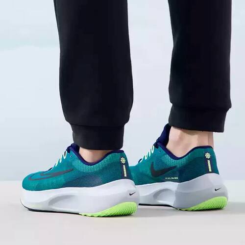 NikeZoomFly碳板缓震跑鞋