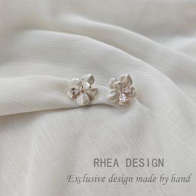 超仙白色花朵耳钉纯银针独特2026新款耳环女高级感轻奢小众耳夹