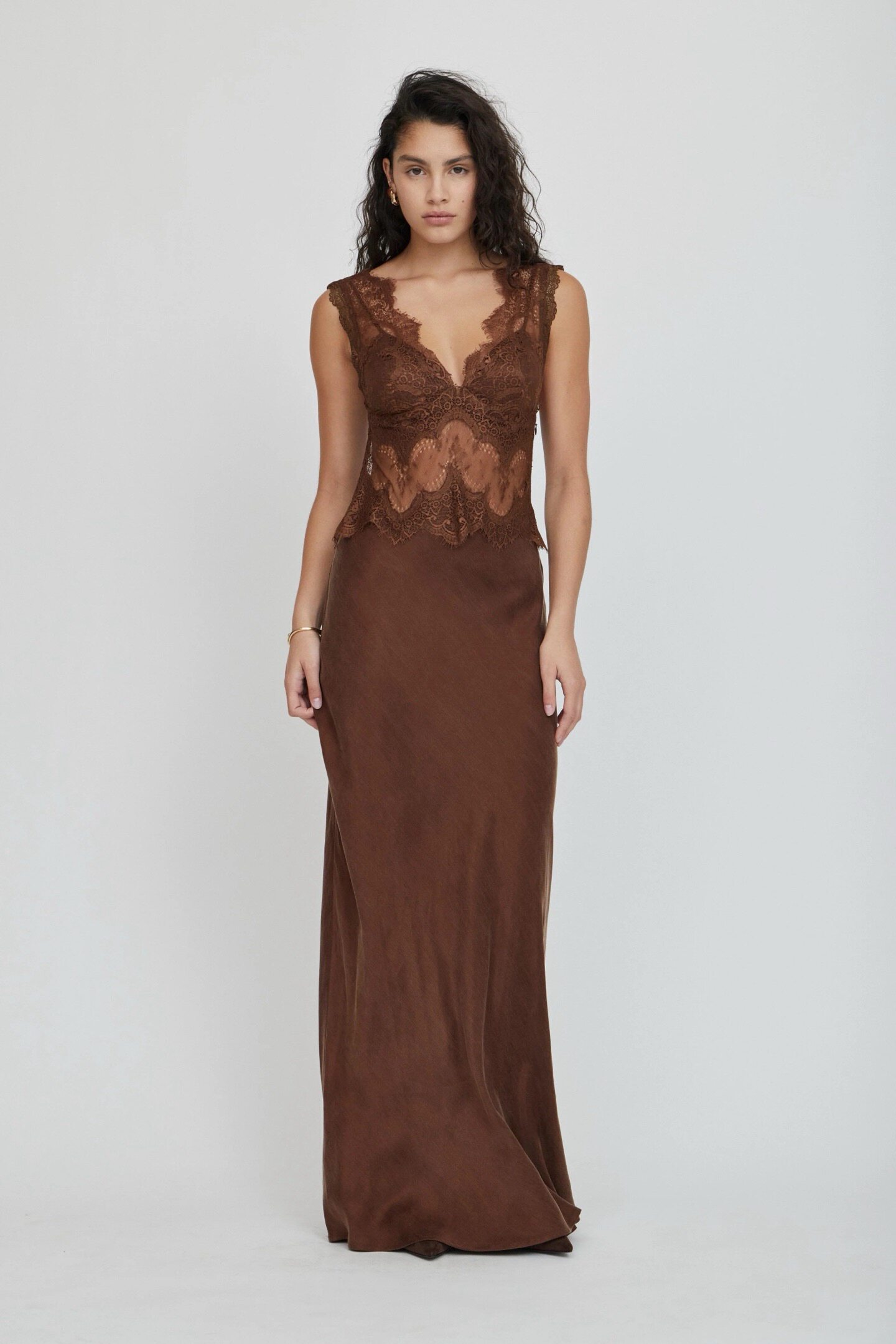 澳洲小众铜氨缎焦糖棕蕾丝拼接V领吊带连衣裙2026新款修身长裙女