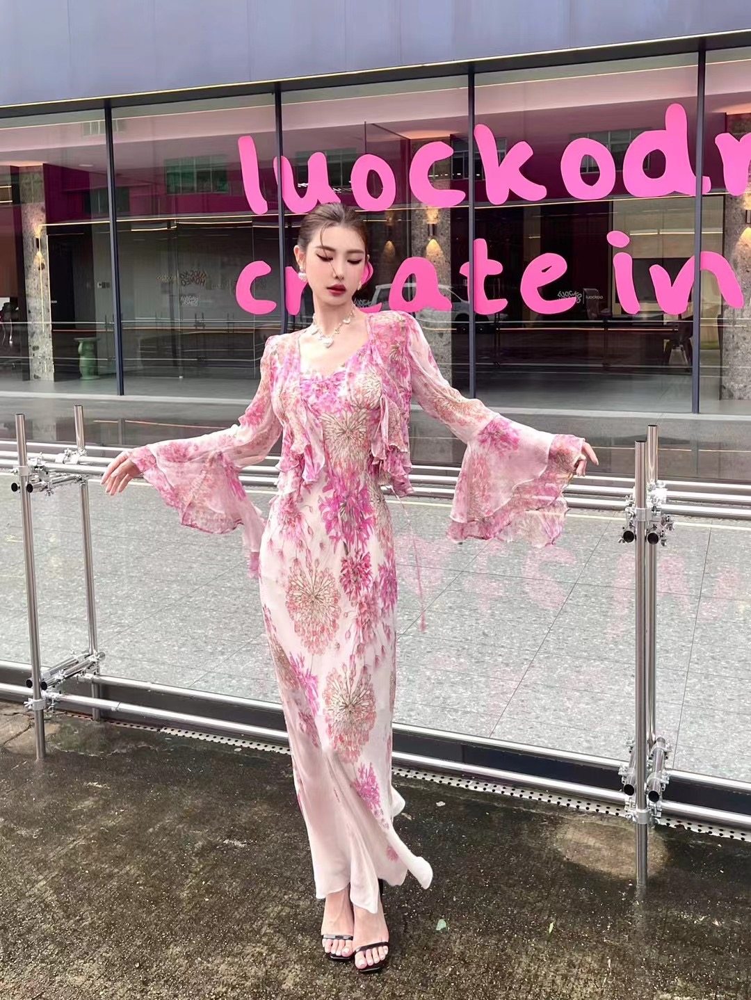 法式度假风碎花裙2024新款印花仙美长袖旅游度假连衣裙