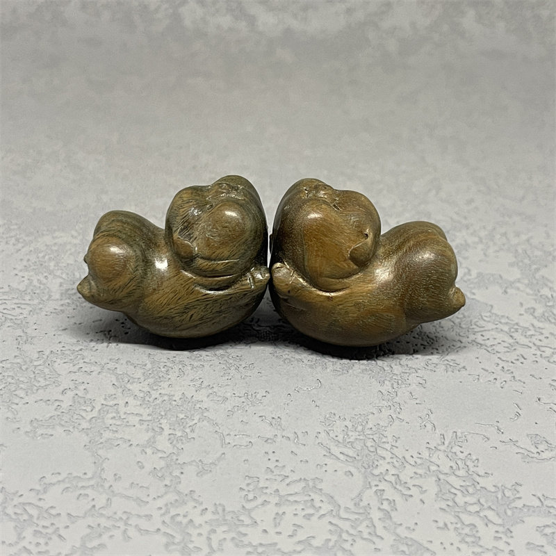 绿檀木雕刻俏皮生肖猪家居饰品小摆件男士随身手把玩件实木工艺品