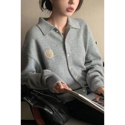灰色刺绣POLO翻领毛衣外套女秋冬复古慵懒宽松外穿高级感针织开衫