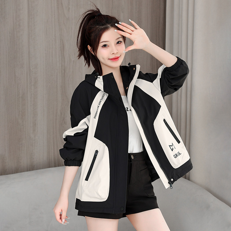 时尚冲锋衣短款外套春秋季2026新款女衣宽松休闲夹克上衣女装开衫