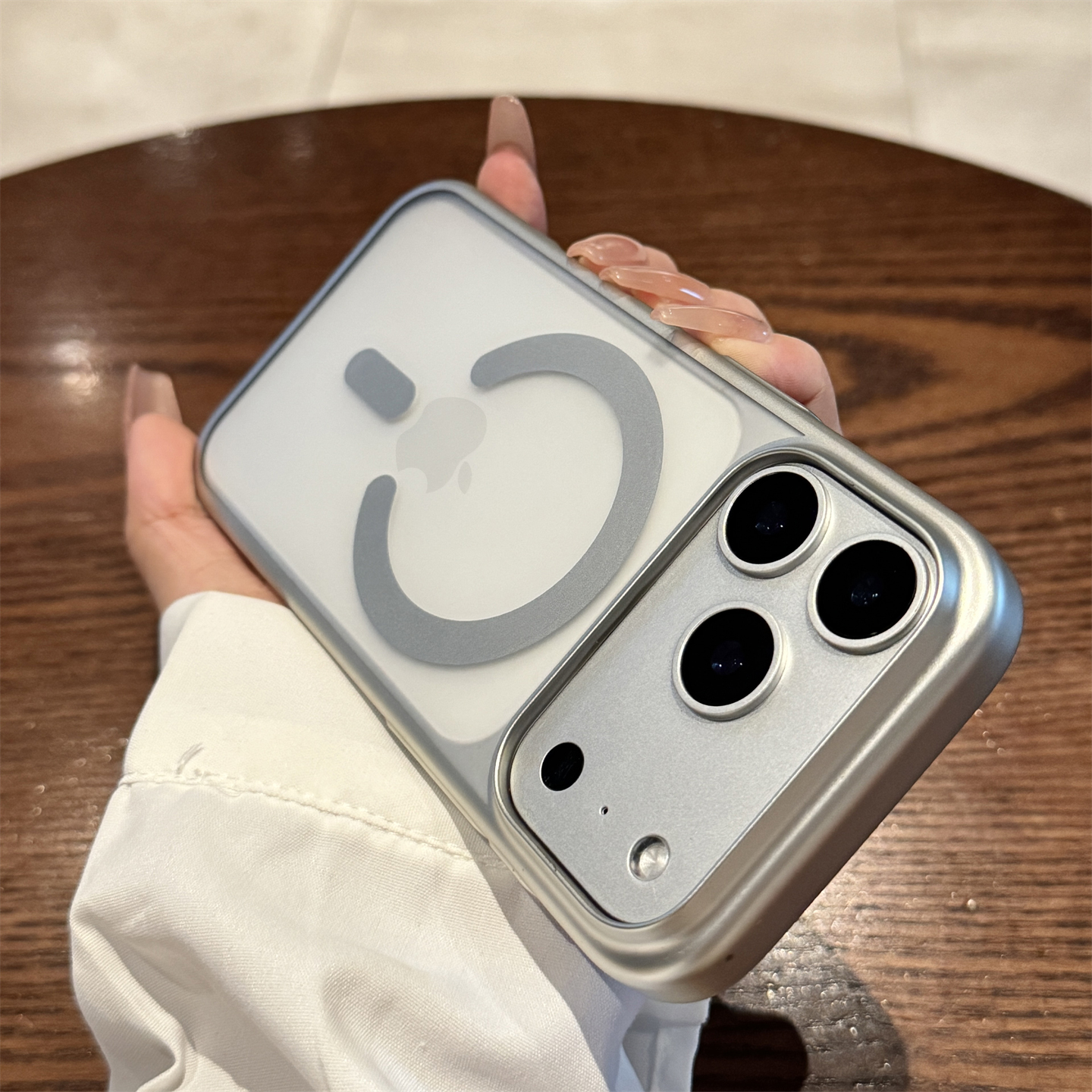 适用苹果17promax银色肤感磁吸壳