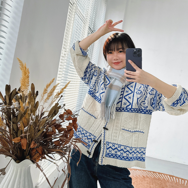 糖皮出品 冬日之歌 蓝白撞色提花 冬季保暖牛角扣羊毛大开衫毛衣