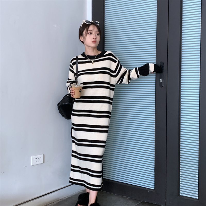 黑白条纹针织连衣裙女2023秋冬新款圆领宽松显瘦长款毛衣过膝裙子
