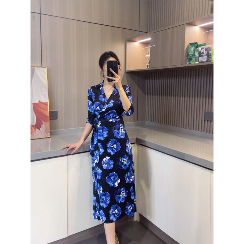 【女人丝界】25春季宝蓝蝴蝶花针织桑蚕丝翻领七分袖MIDI裹身裙