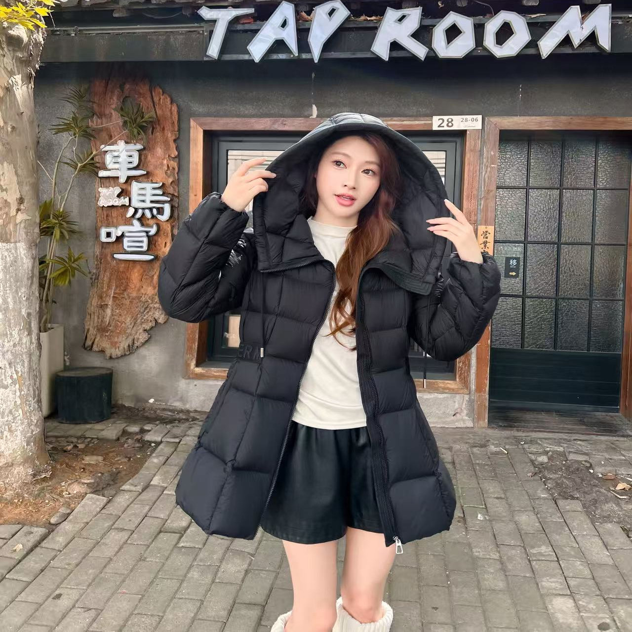 小个子黑色连帽鸭绒外套2025新款女装冬季修身收腰中长款羽绒服女