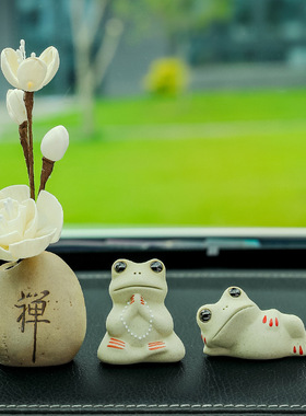 汽车摆件新款小青蛙夏季车内香水手工香氛卡通可爱公仔男女用品