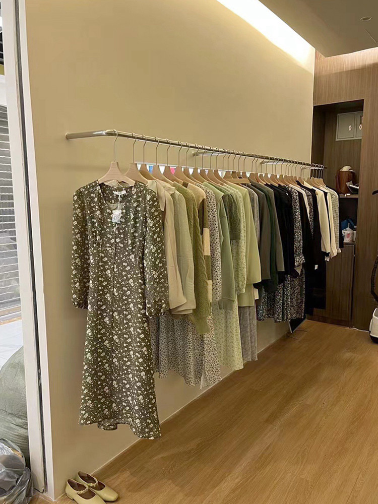 服装店上墙陈列架女装展示架不锈钢货架预埋式挂衣杆衣架道具定制