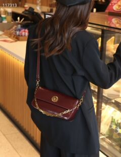 小众复古质感油蜡皮锁扣链条包2025新款简约百搭通勤单肩斜挎包女