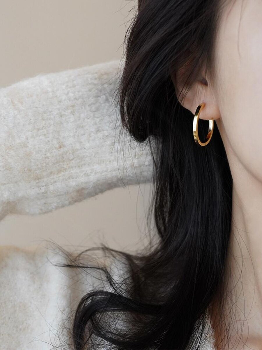 THE NEW 14K REAL GOLD ELECTROPLATED FRENCH PLAIN HOOP EARRINGS HAVE A NICHE DESIGN SENSE AND ARE FASHIONABLE AND VERSATILE