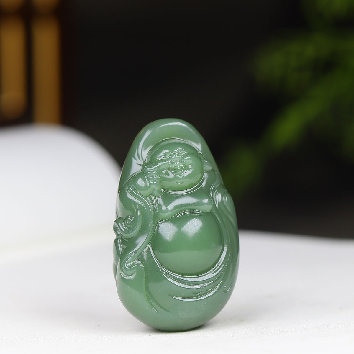 (古晨珠宝)俄罗斯和田玉鸭蛋青碧玉弥勒佛挂件吊坠天生福相26g