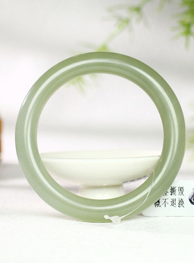 古晨和田玉湖水绿圆条手镯