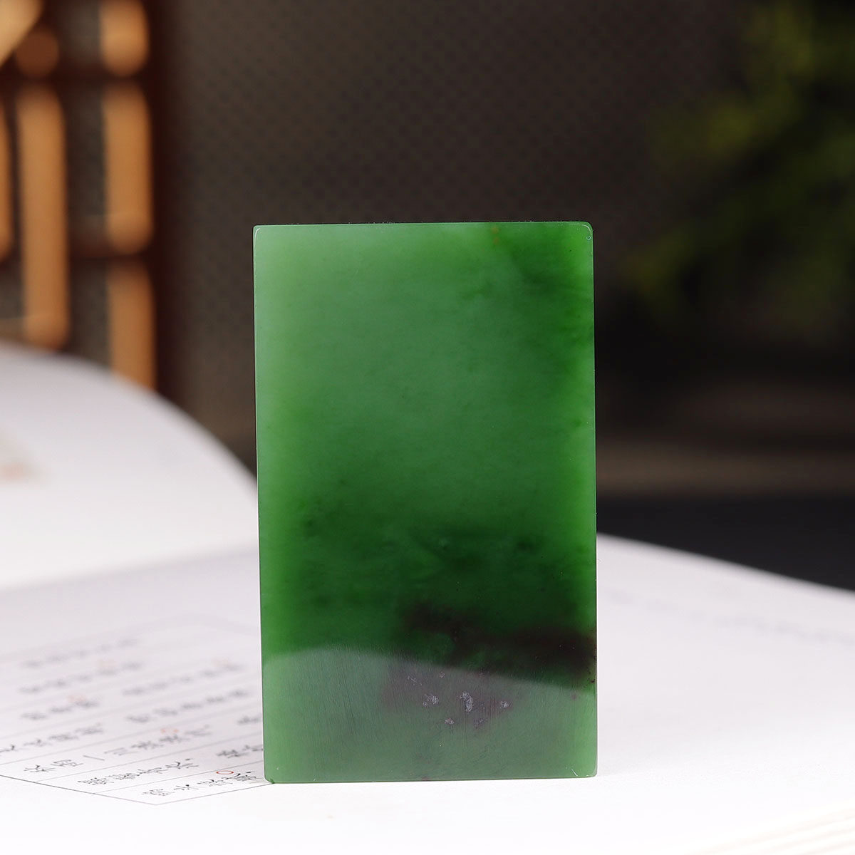 (古晨珠宝)俄罗斯和田玉牌老坑菠菜绿碧玉聚红皮无事牌挂件73g