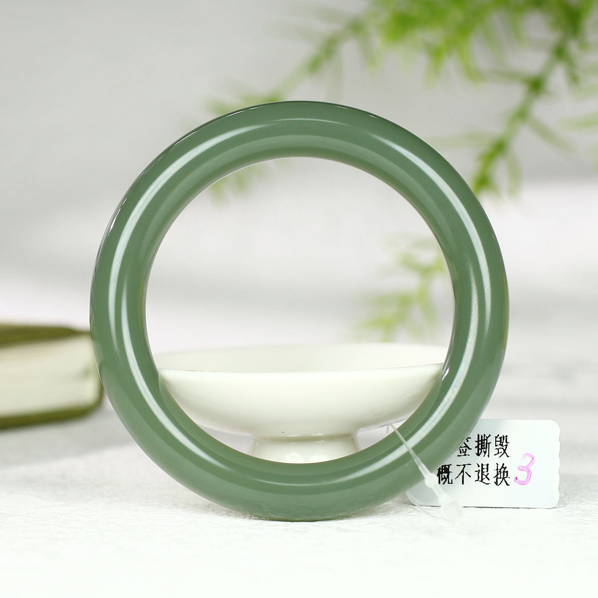 古晨和田玉湖水绿圆条手镯