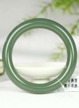 古晨和田玉湖水绿圆条手镯