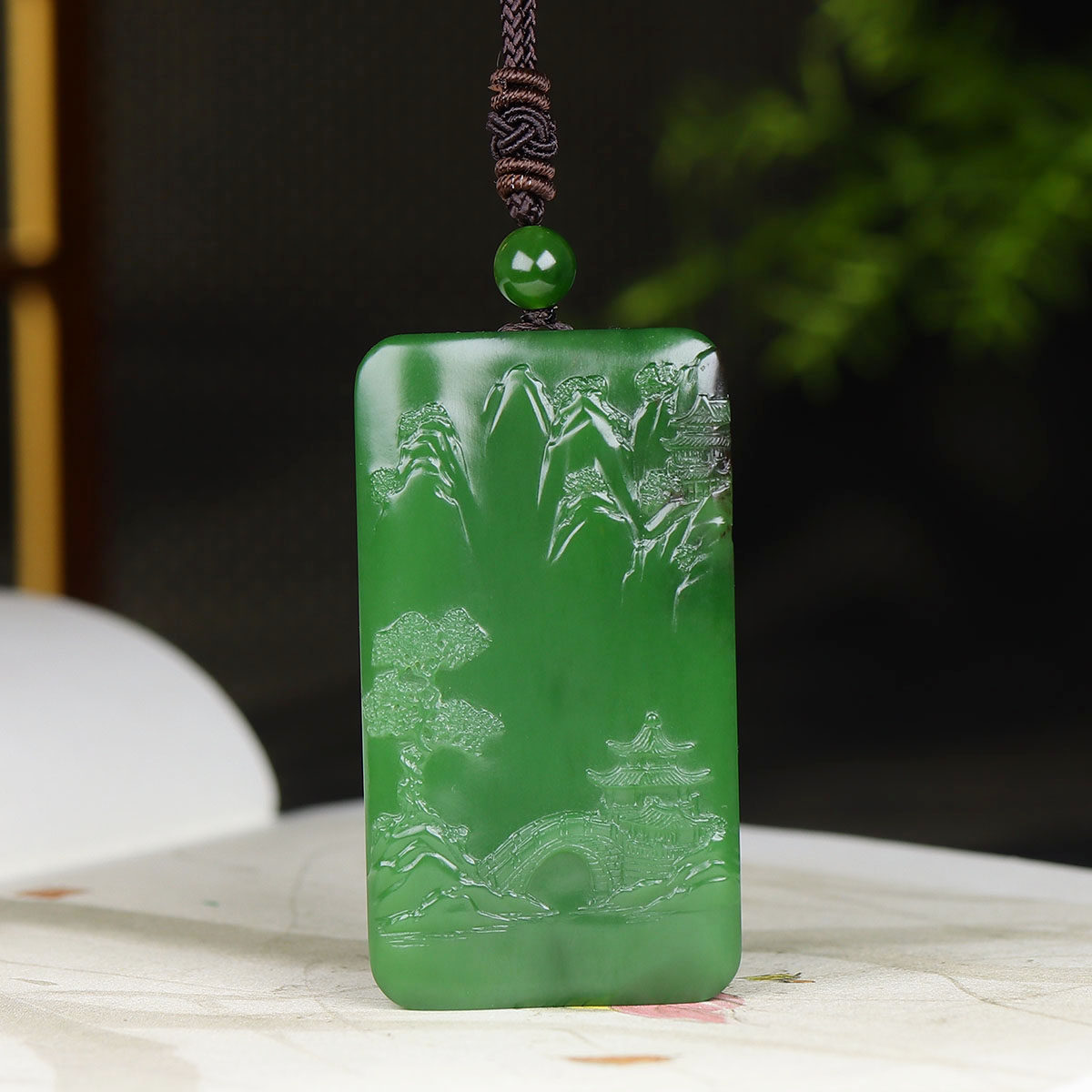 （古晨珠宝）俄罗斯和田玉菠菜绿聚红皮碧玉山水玉牌挂件吊坠71g