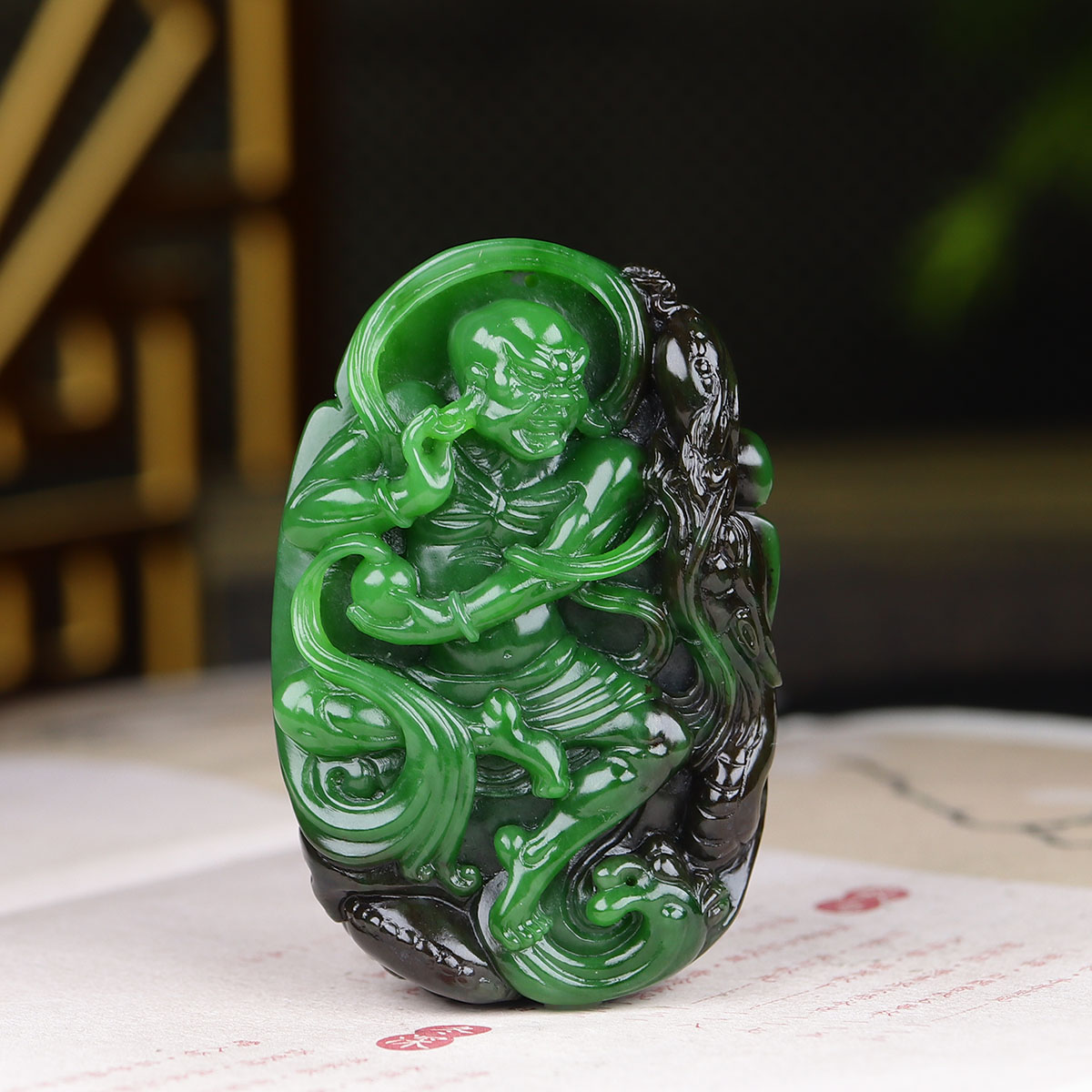 （古晨珠宝）俄罗斯和田玉菠菜绿聚红皮碧玉降龙罗汉挂件吊坠57g