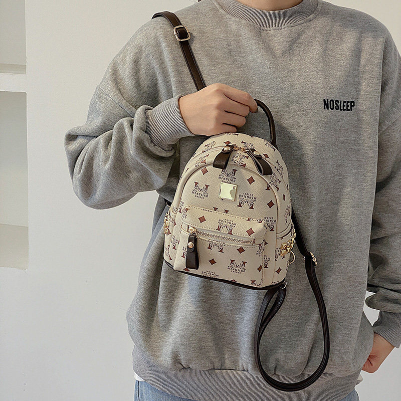 双肩包女ins超火街头潮流英伦风大容量皮质背包洋气铆钉百搭书包