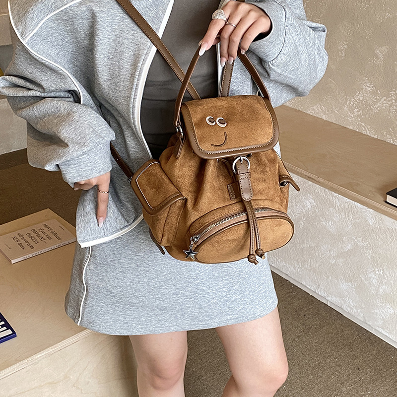复古麂皮绒双肩包女可爱童趣狗狗小书包少女感多口袋抽绳水桶背包