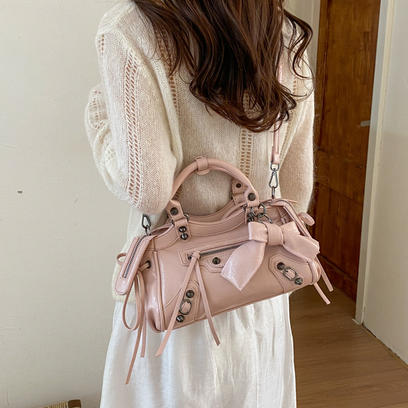 美式高级感个性铆钉机车包女超火上班小拎包蝴蝶结巨好看的斜挎包