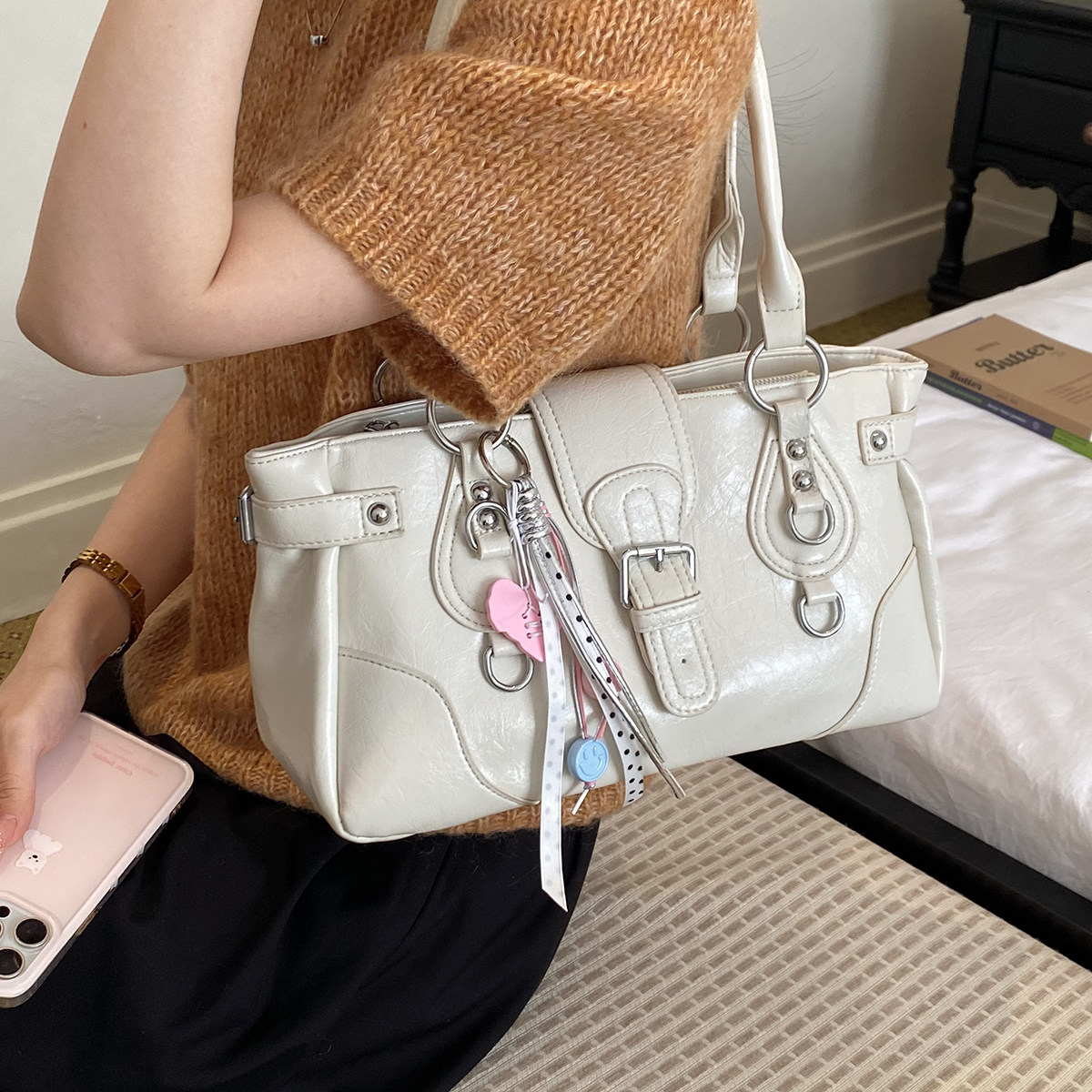 港风轻奢铆钉机车包女多巴胺糖果色时髦手提包个性辣妹单肩腋下包