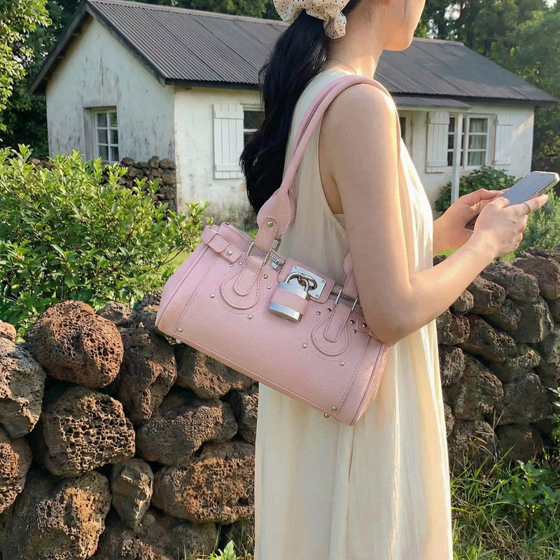 今年流行的漂亮包包高级感轻奢锁扣腋下包女美式时尚风铆钉手提包