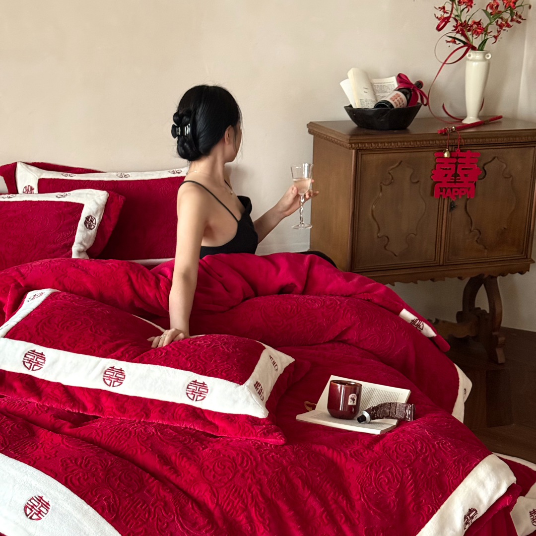 婚庆冬季高克重牛奶绒四件套加厚雕花珊瑚绒红色结婚被套床上用品