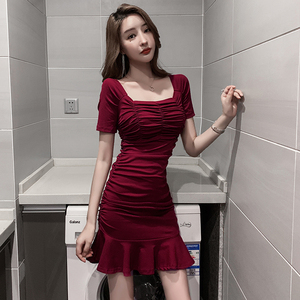 女人味方领性感鱼尾裙连衣裙2025新款不规则荷叶边高腰紧身包臀裙