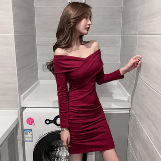 一字肩连衣裙露肩性感裙子女秋装2024年新款设计感修身红色包臀裙