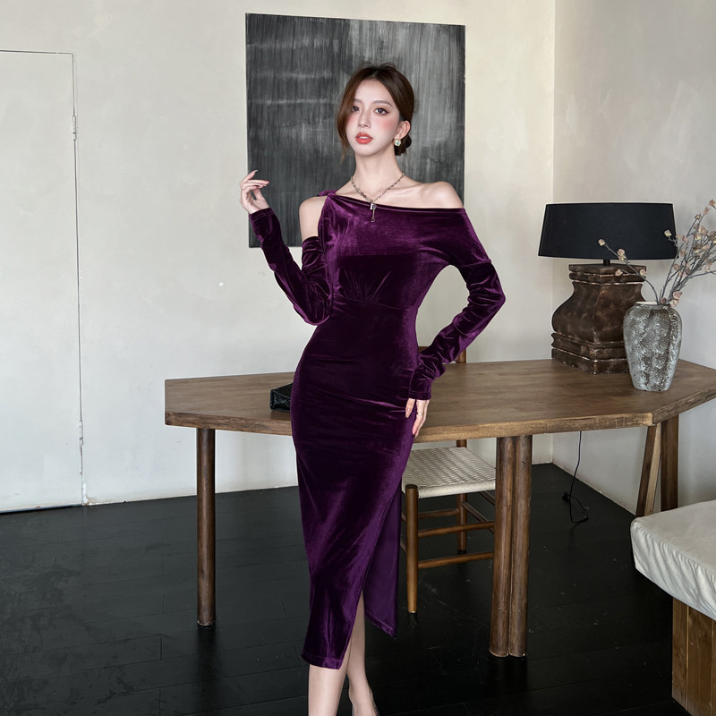 斜肩性感丝绒连衣裙露肩巨显身材