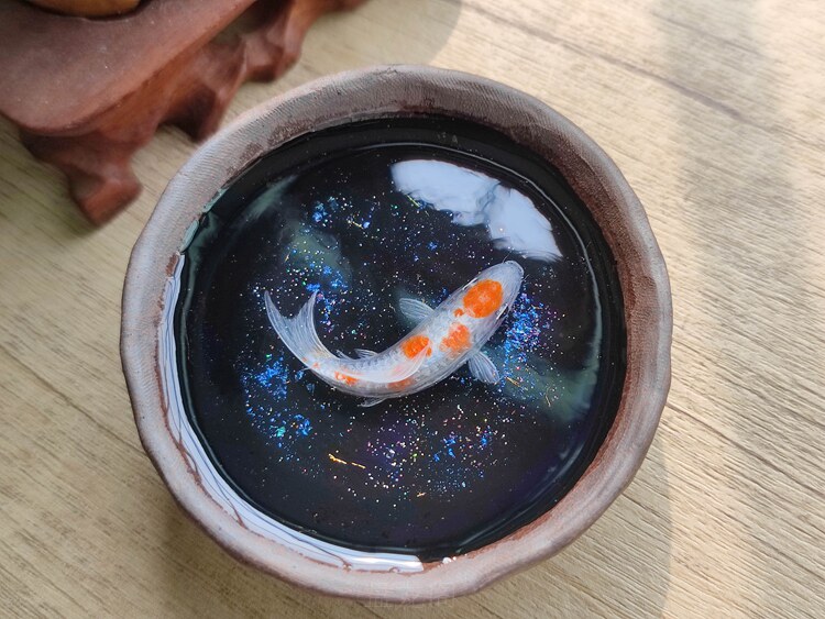 陶茶杯手绘立体白红锦鲤鱼小摆件礼品盘龙阁琥珀绘Amber painting