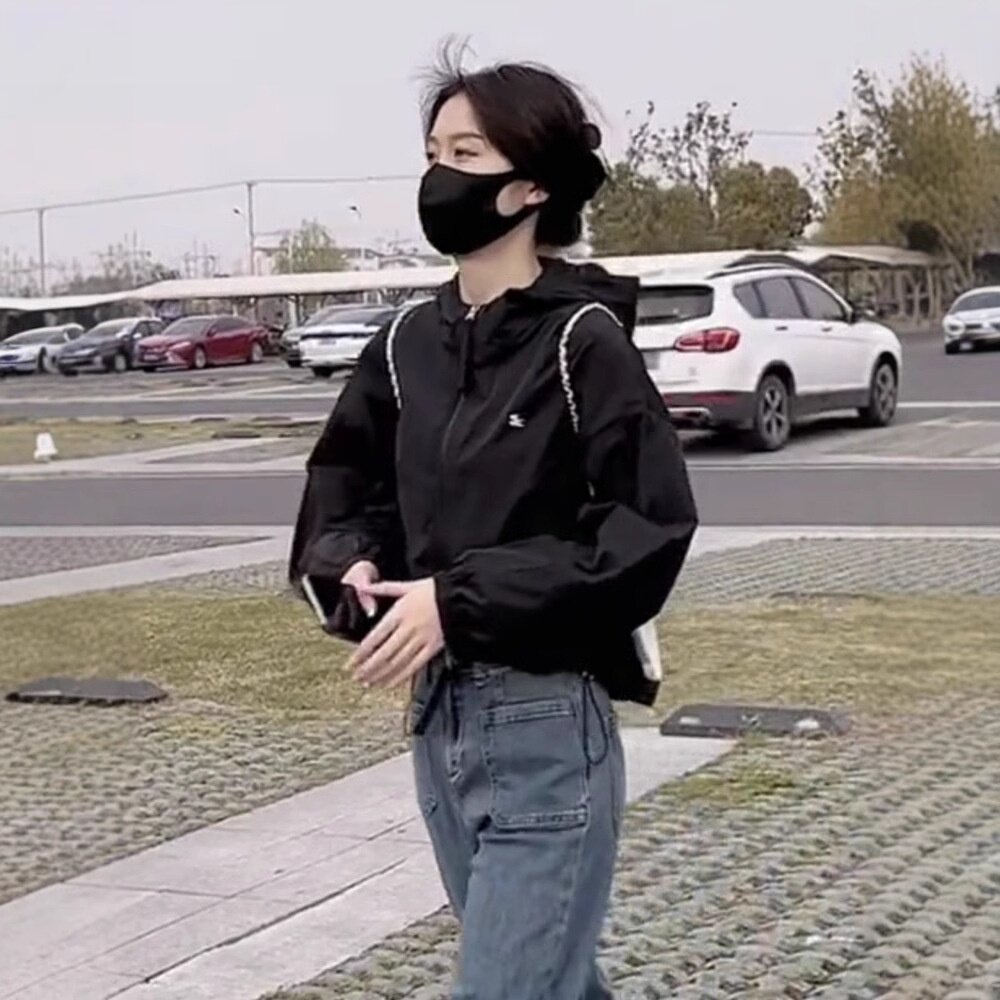 2026春季新款女士超好看外套薄款冲锋衣短款百搭抽绳连帽防风上衣图片