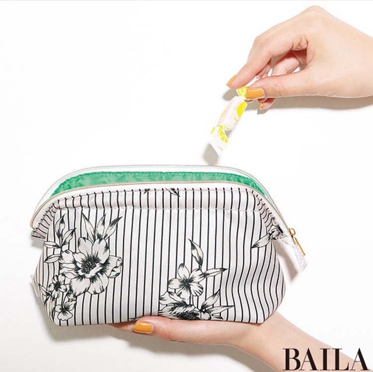 日本杂志附录优雅黑白花朵化妆包