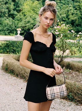 2024夏季新品法式公主袖V领连衣裙系带修身欧美性感小黑裙超显瘦