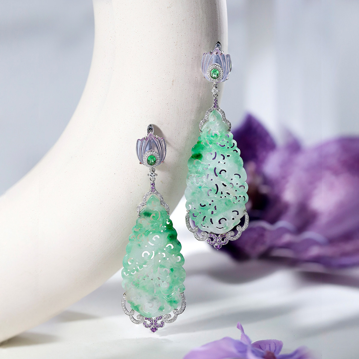 「薰风荷香至」飘绿翡翠雕花大水滴耳坠 沙弗莱 18k金镶钻石 仙气